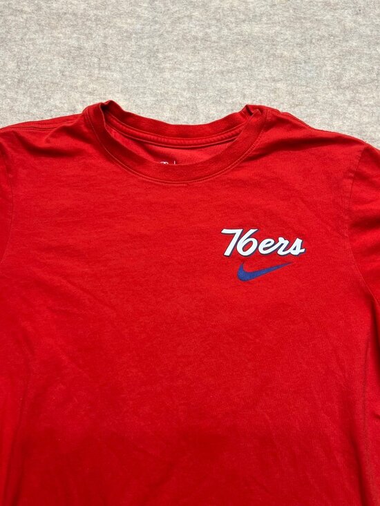 Nike Dri-Fit The Nike Tee Red Philadelphia 76ers Short Sleeve T-shirt Small - Picture 3 of 9